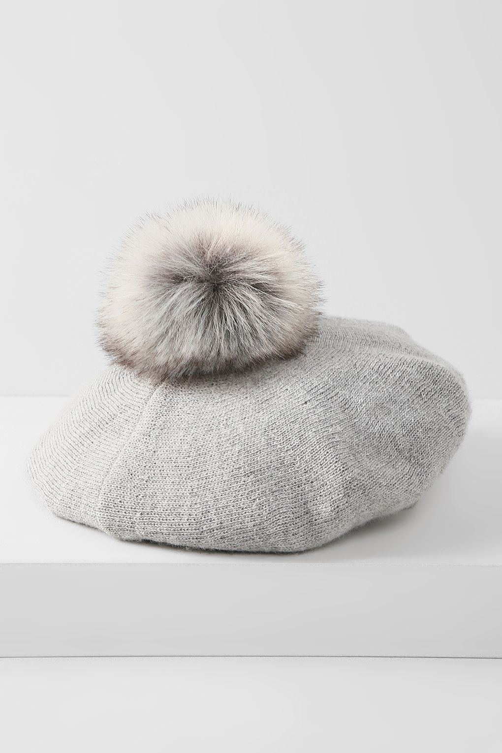 KN Collection Шерстяной берет с меховым помпоном KN Collection Шерстяной берет с меховым помпоном